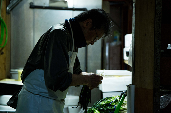 漬物を作る店主